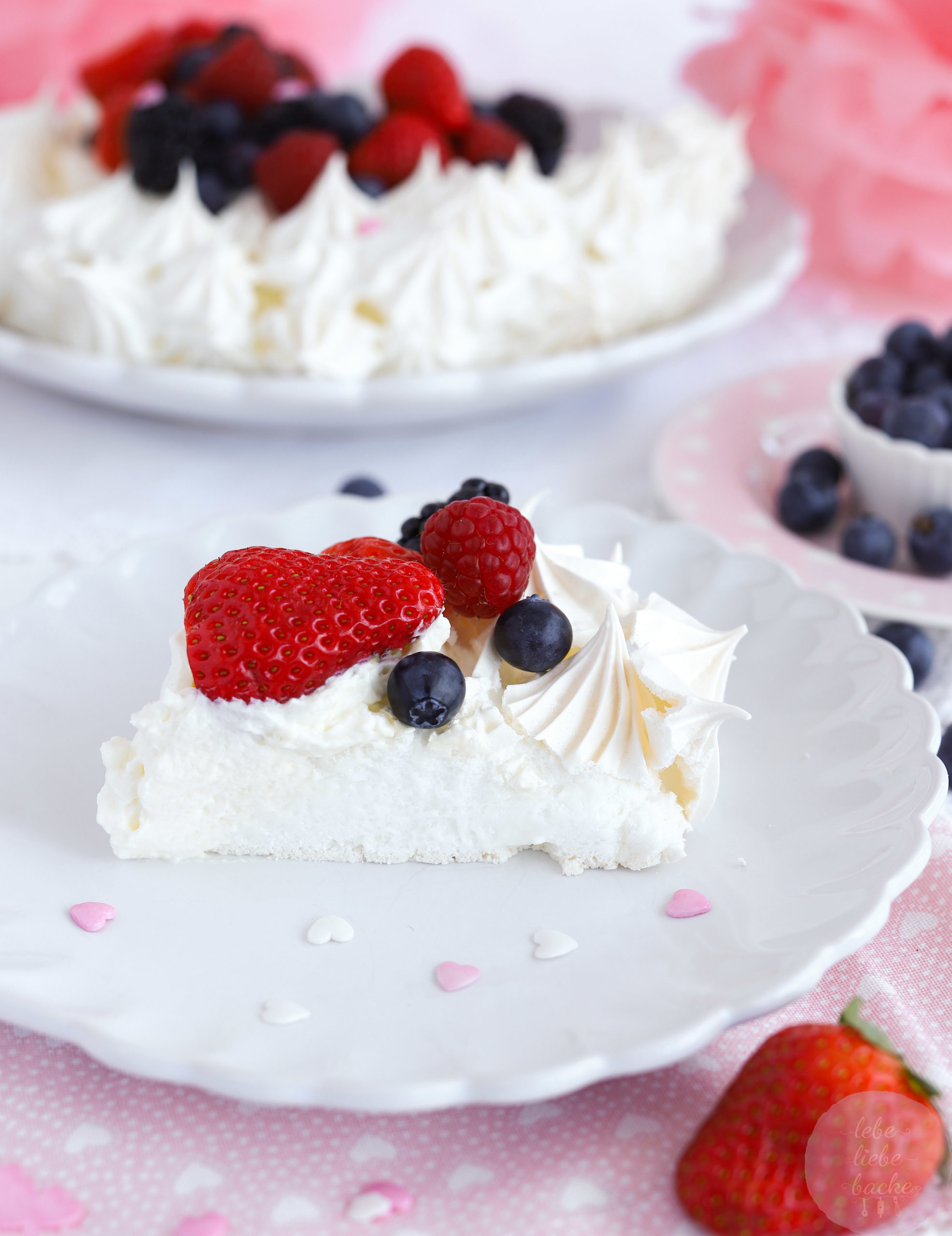 Pavlova Mit Frischen Beeren - Ein Traum In Weiß - Lebe Liebe Backe