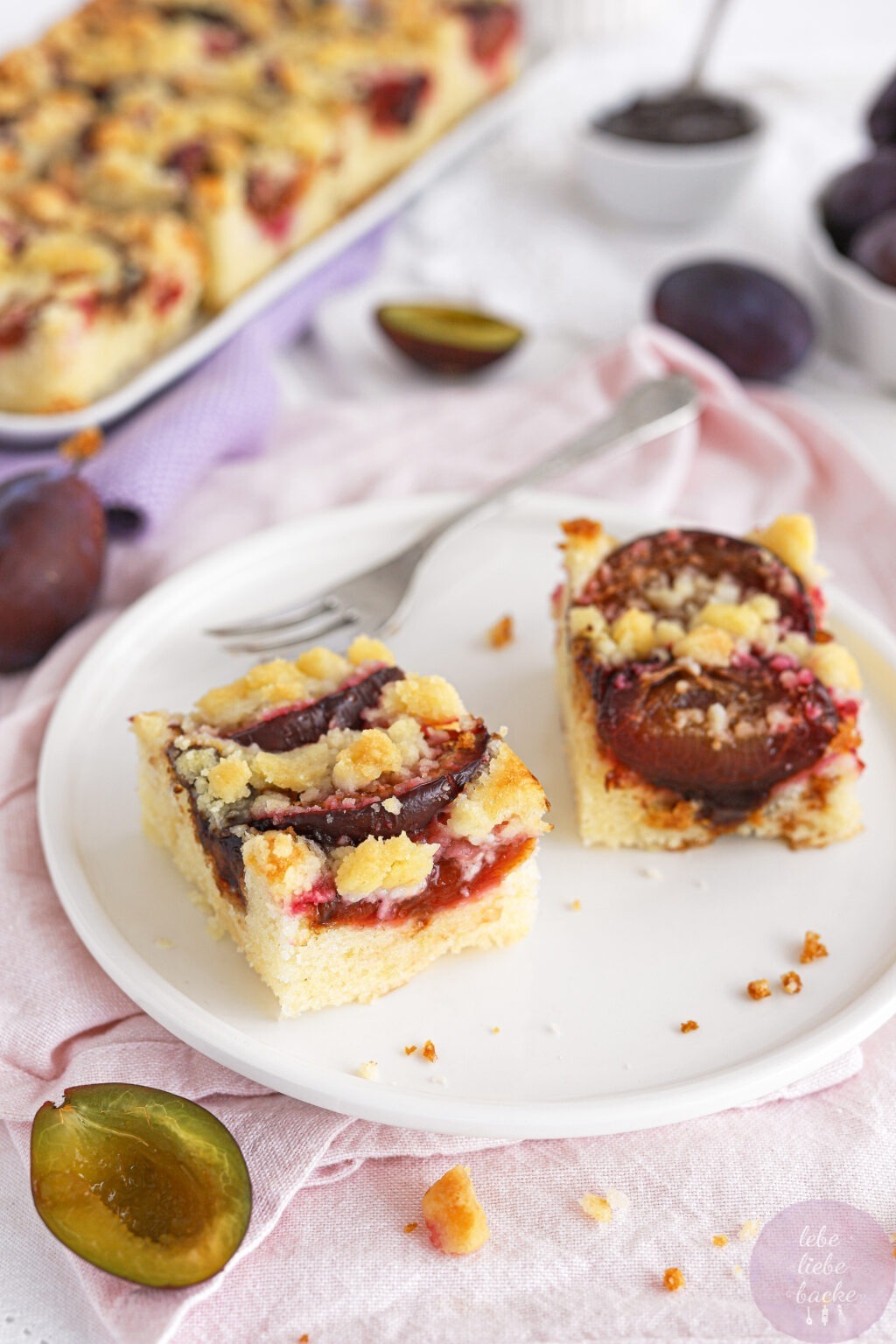 Saftiger Pflaumenkuchen vom Blech mit knusprigen Streuseln - lebe liebe ...