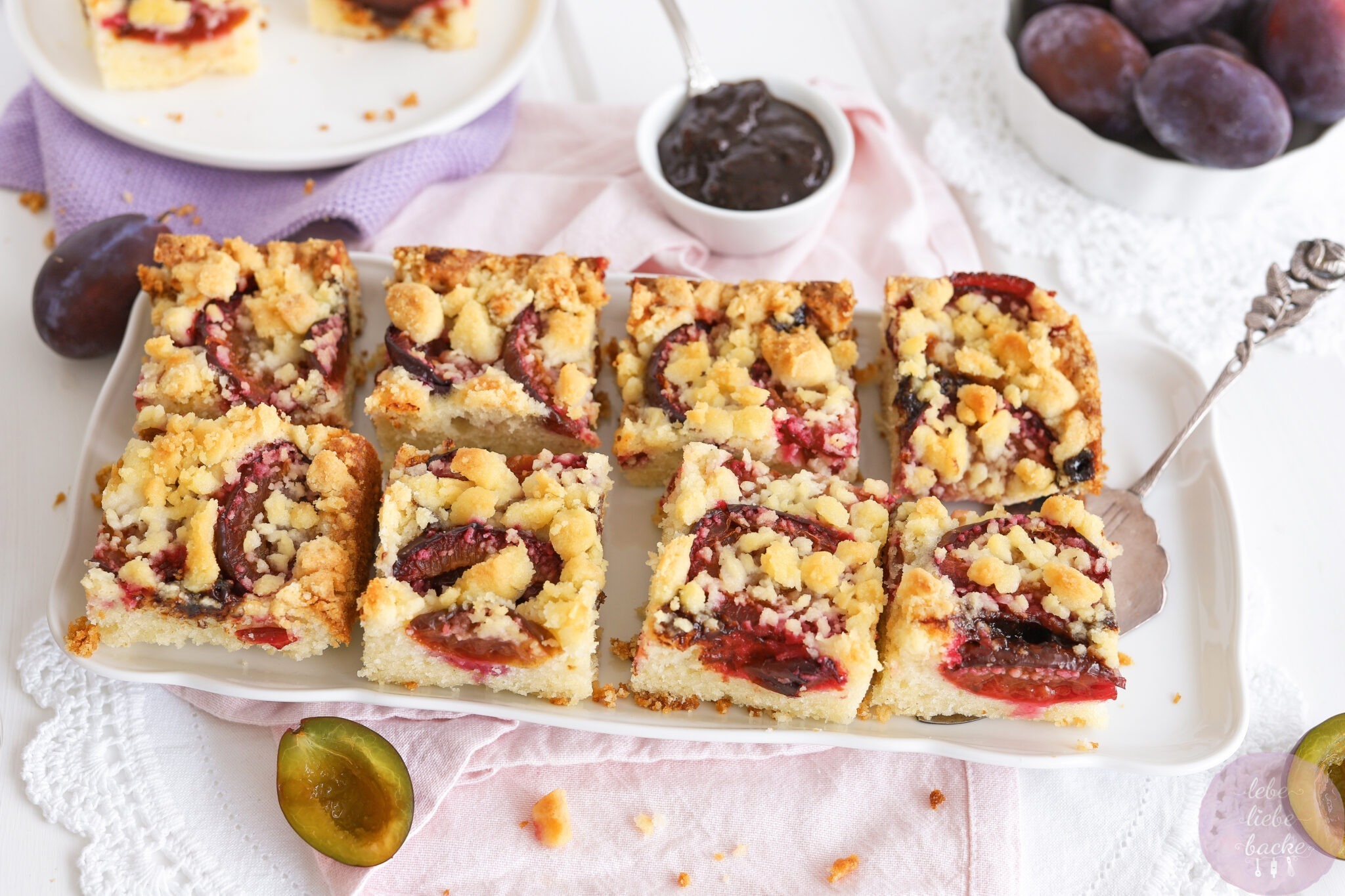 Saftiger Pflaumenkuchen vom Blech mit knusprigen Streuseln - lebe liebe ...