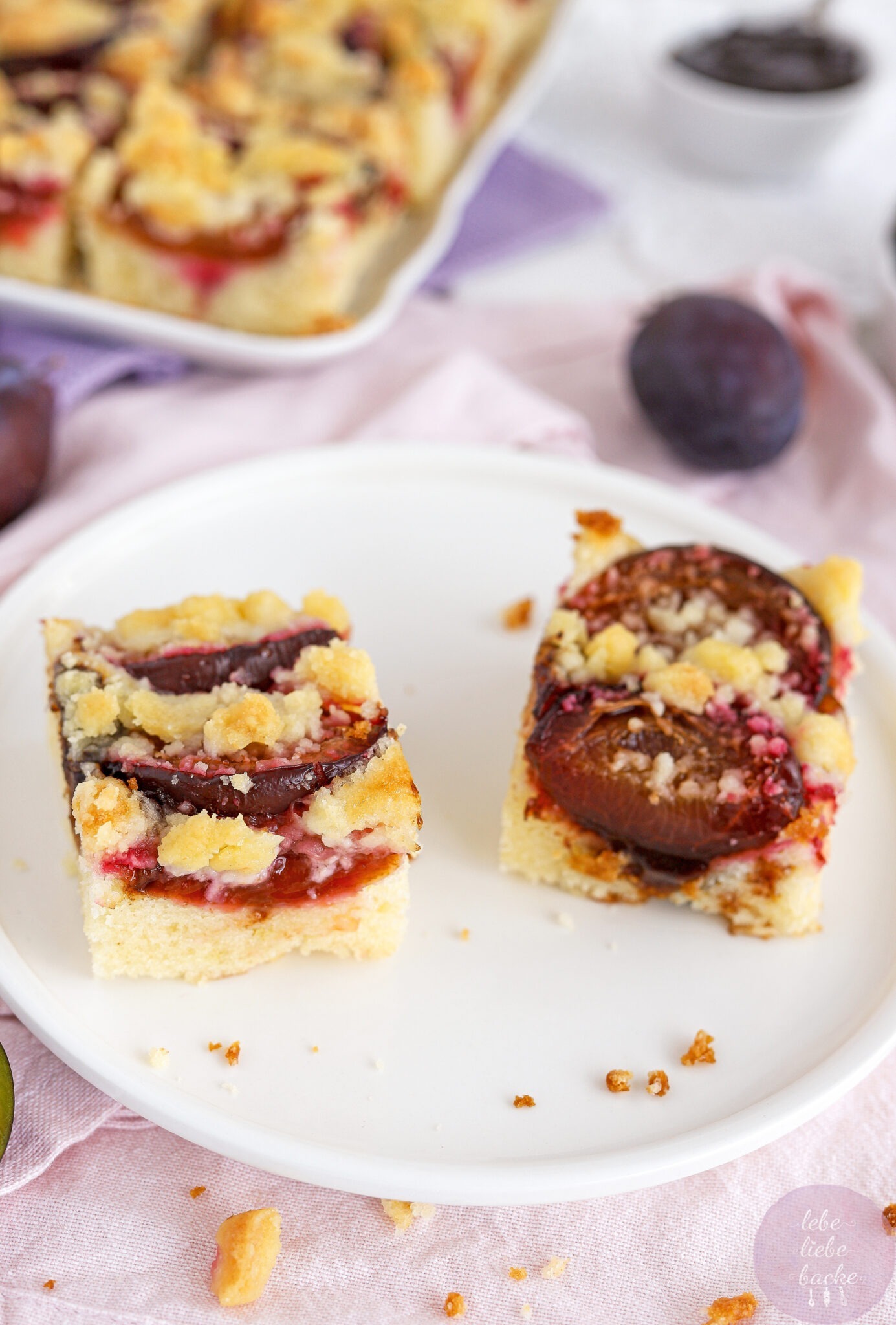 Saftiger Pflaumenkuchen vom Blech mit knusprigen Streuseln - lebe liebe ...