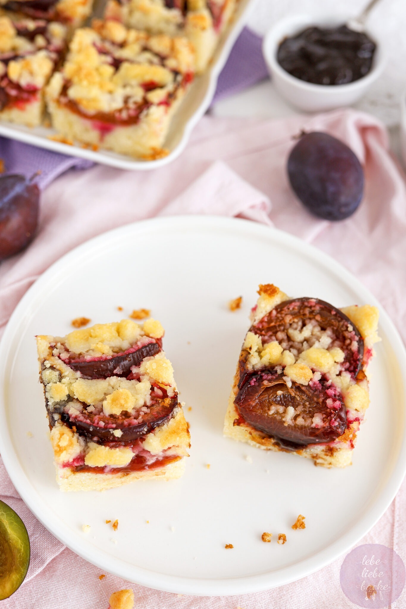 Saftiger Pflaumenkuchen vom Blech mit knusprigen Streuseln - lebe liebe ...