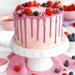 rosa Torte mit Beeren