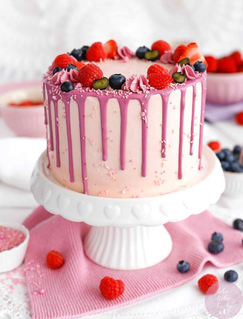 rosa Torte mit Beeren