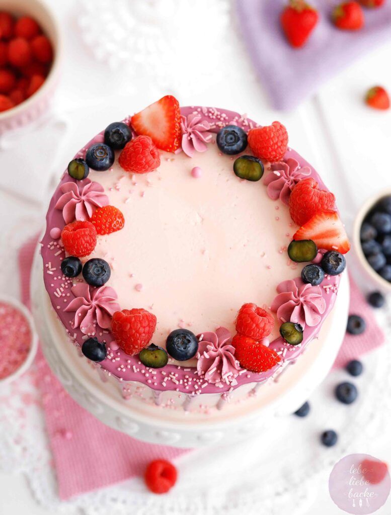 rosa Torte mit Beeren