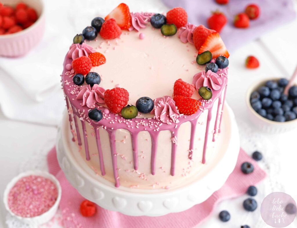 rosa Torte mit Beeren