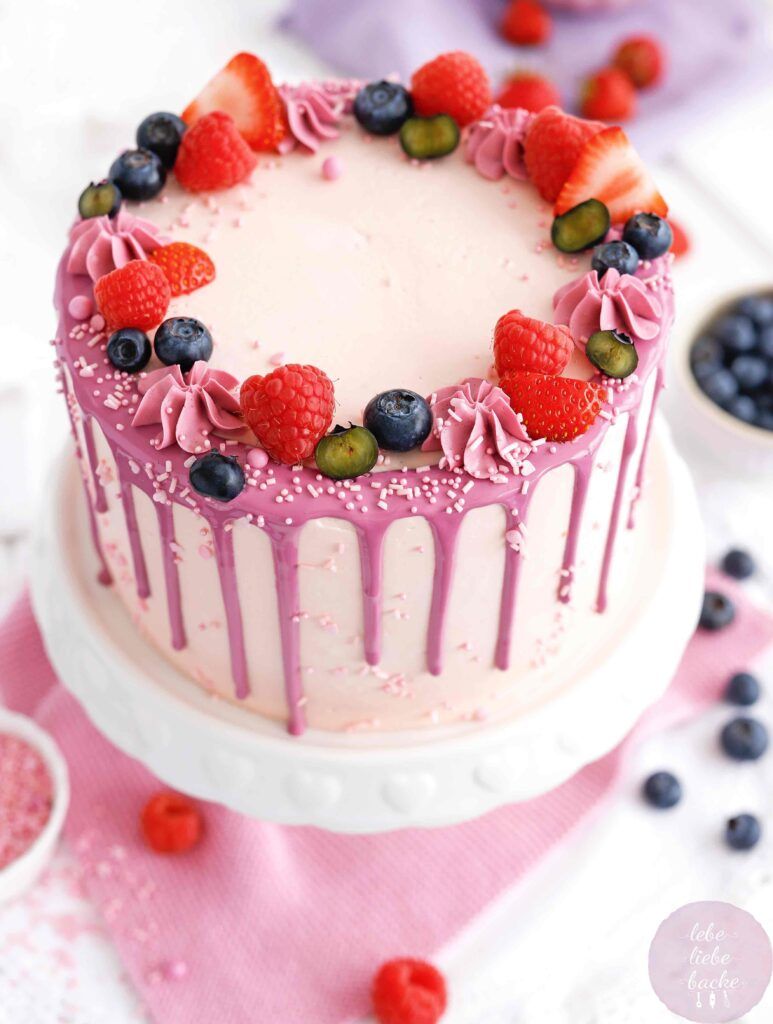 rosa Torte mit Beeren 