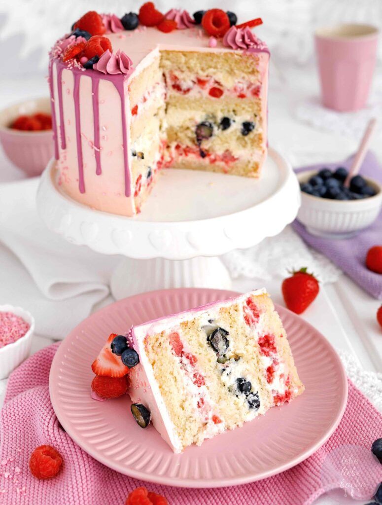 rosa Torte mit Beeren Anschnitt