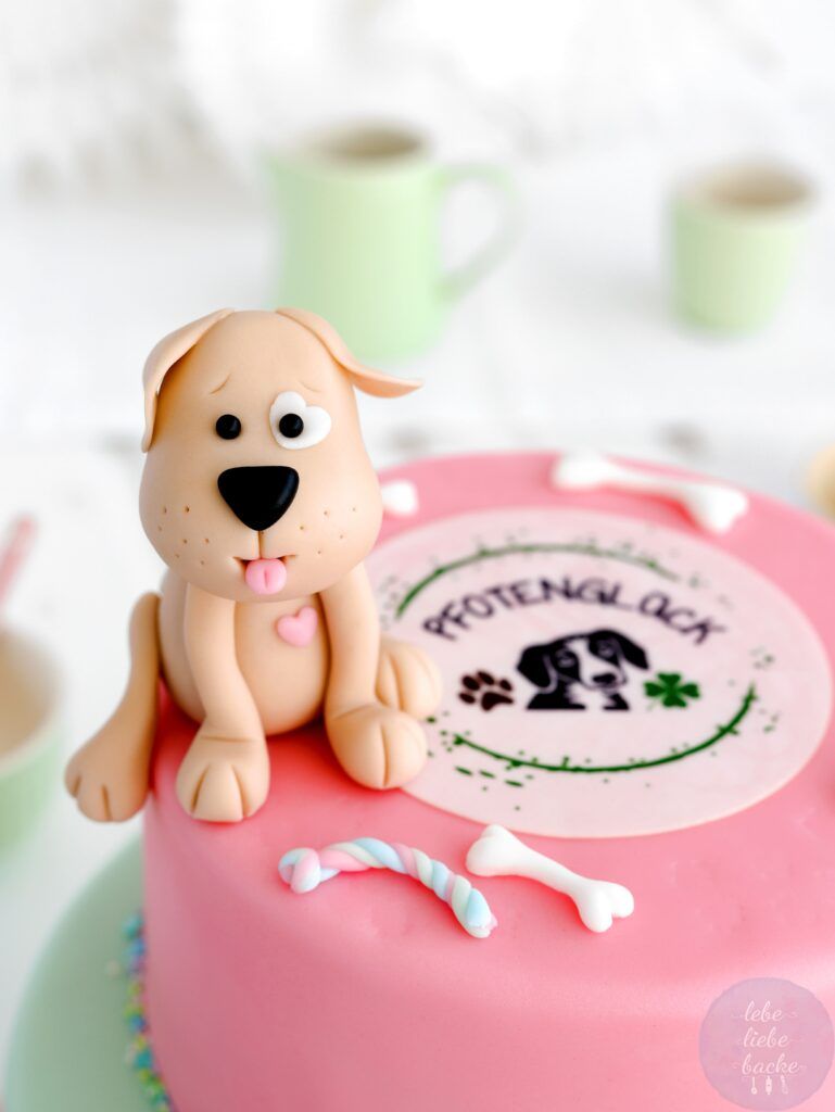 2 stöckige Fondanttorte mit Hundefigur