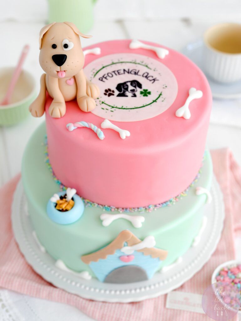 2 stöckige Fondanttorte mit Hundefigur