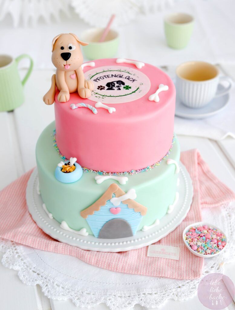 2 stöckige Fondanttorte mit Hundefigur