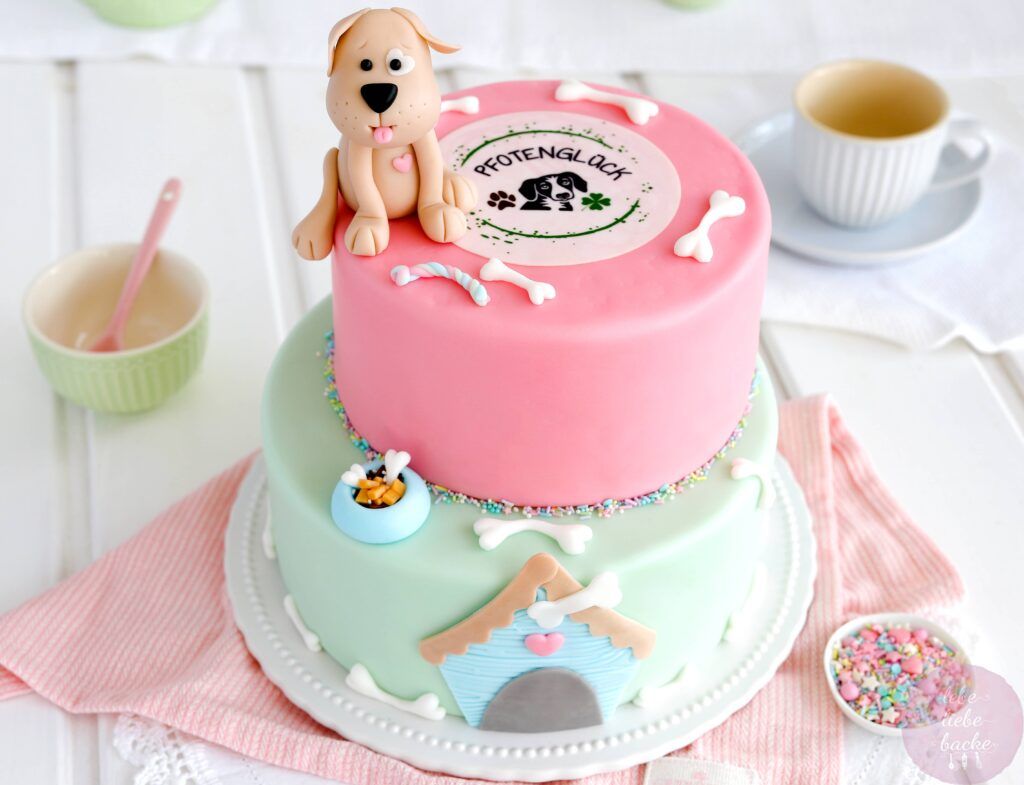 2 stöckige Fondanttorte mit Hundefigur