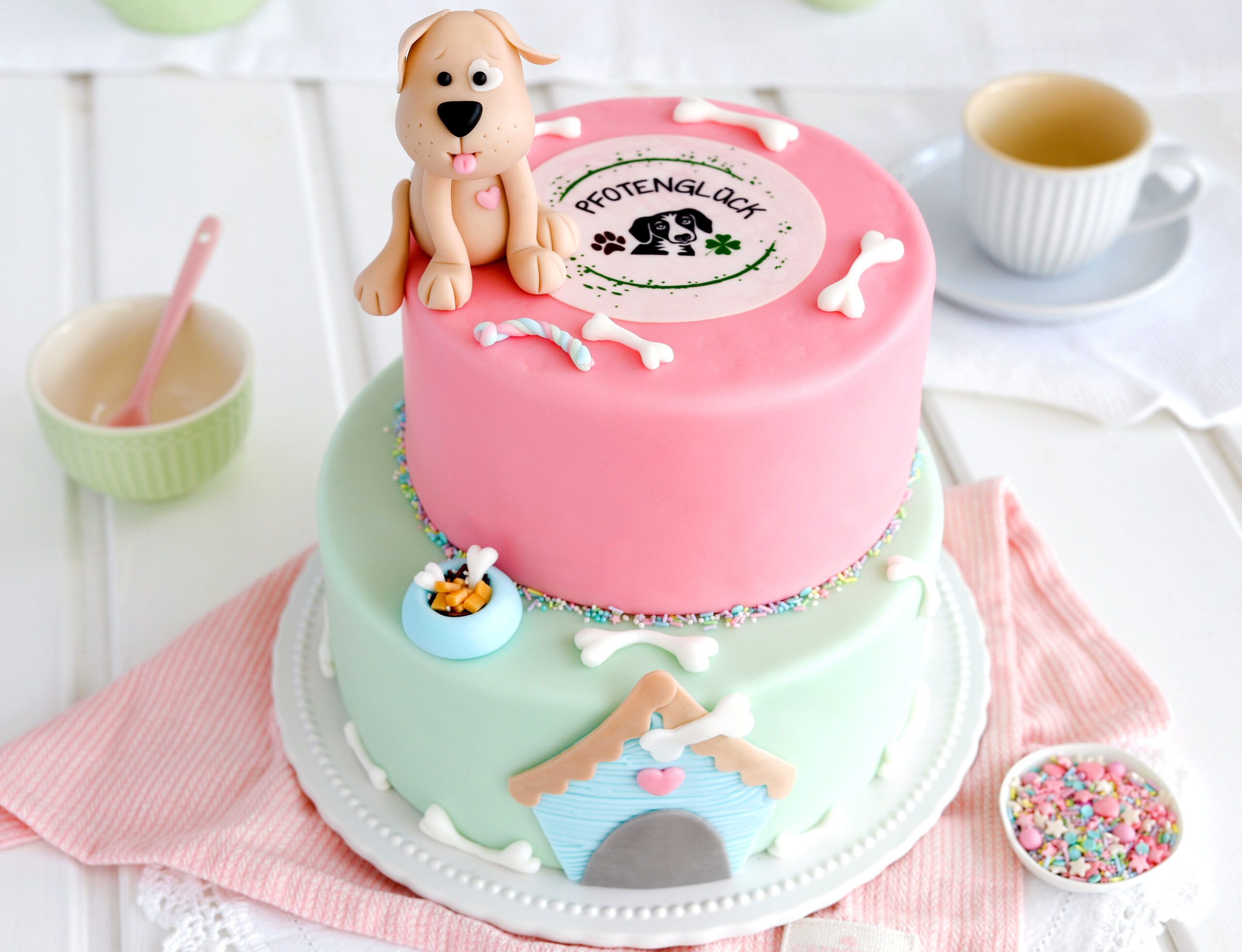 2 stöckige Fondanttorte mit Hundefigur